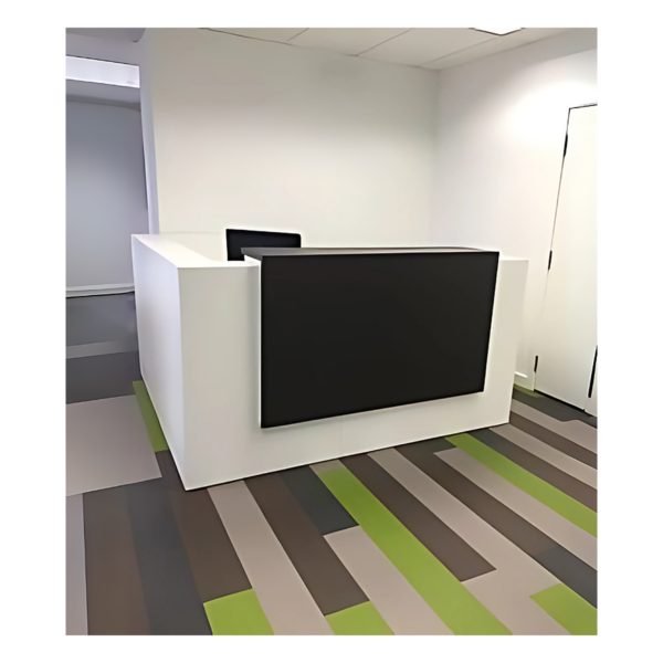 Comptoir d’accueil blanc avec panneau frontal foncé – design épuré