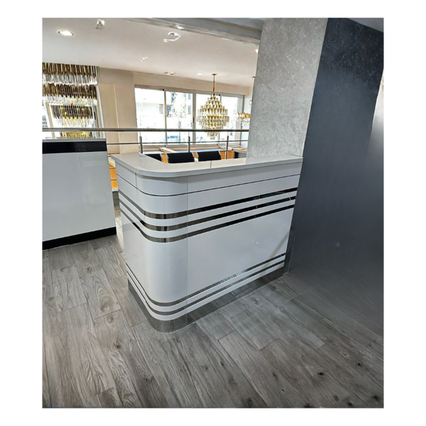Comptoir d’accueil blanc brillant & bandes métalliques – design courbe haut de gamme