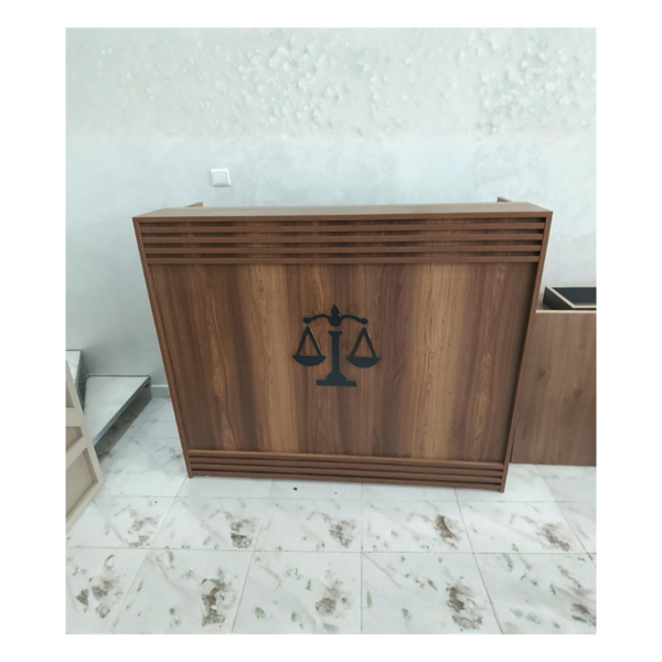 Comptoir d’accueil bois & gris – avec emblème de justice gravé