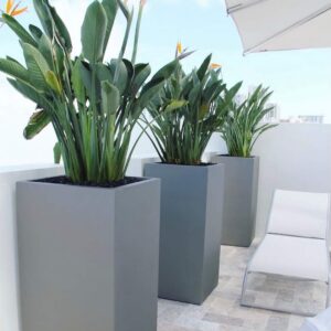 Pot carré haut en résine polyester 80 cm