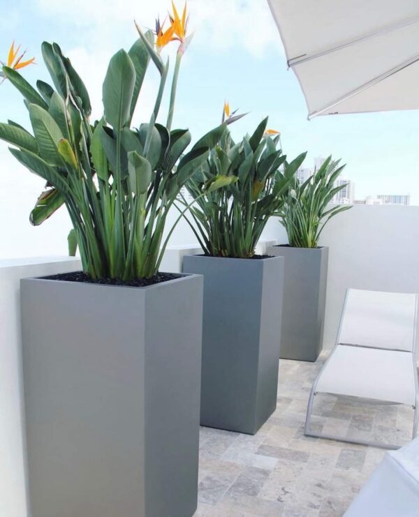 Pot carré haut en résine polyester 80 cm